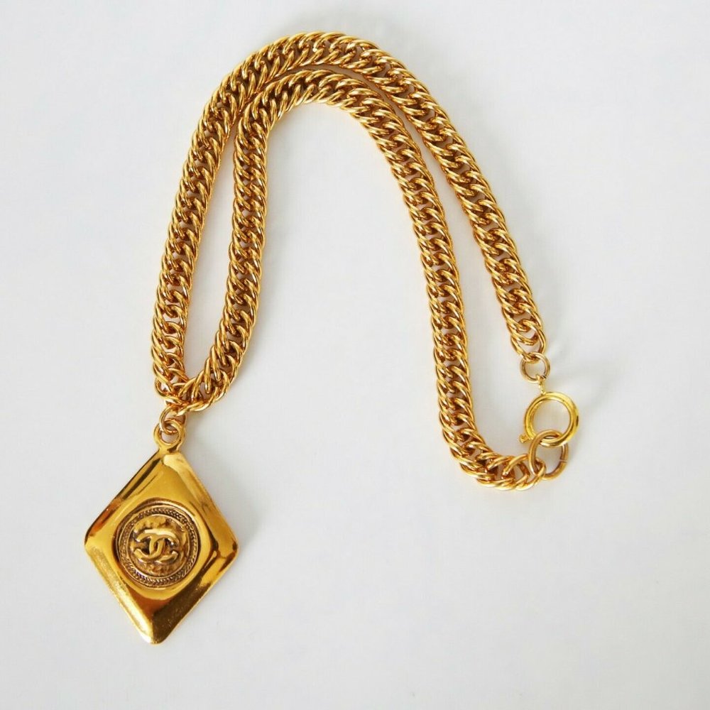 CHANEL NECKLACE